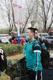 请爸爸妈妈们放心 同学们照顾好自己 爸爸妈妈请放心。