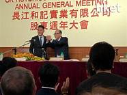 李嘉诚退休 下班后再三挥手告别