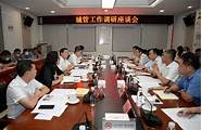 市城管综合执法局副局长冯增军在深圳湾创业广场调研光影艺术季筹备工作。