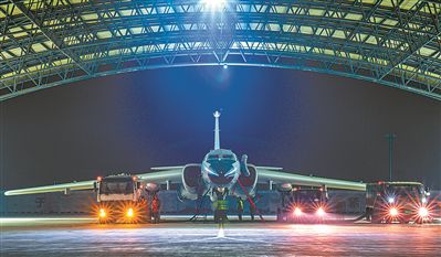 空军航空兵某团组织官兵开展跨昼夜飞行训练
