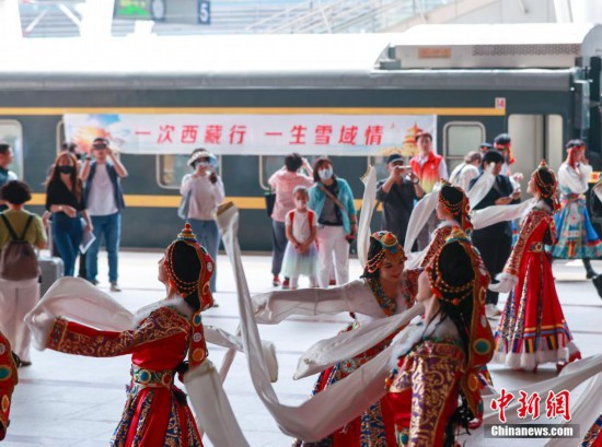 2023年首趟“心连心・京藏号”旅游列车发车