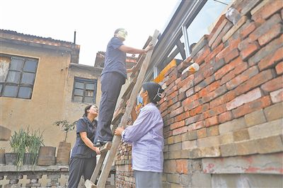 五次上门调解 化解一墙之争