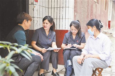 五次上门调解 化解一墙之争