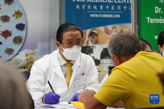 通讯：中医义诊在匈牙利受欢迎