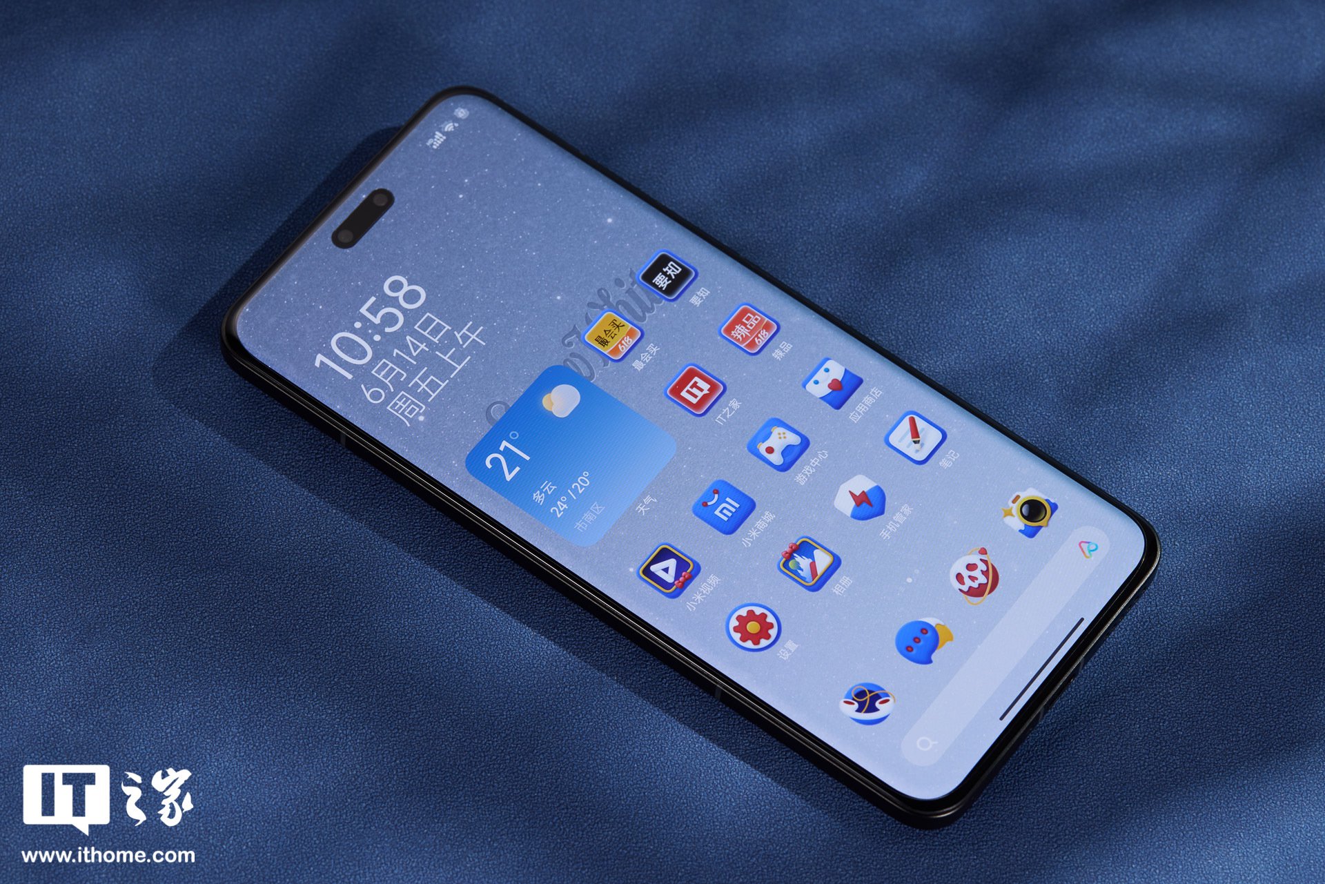 【IT之家开箱】小米 Civi 4 Pro 迪士尼公主限定版图赏:内嵌“魔镜”的深度定制机