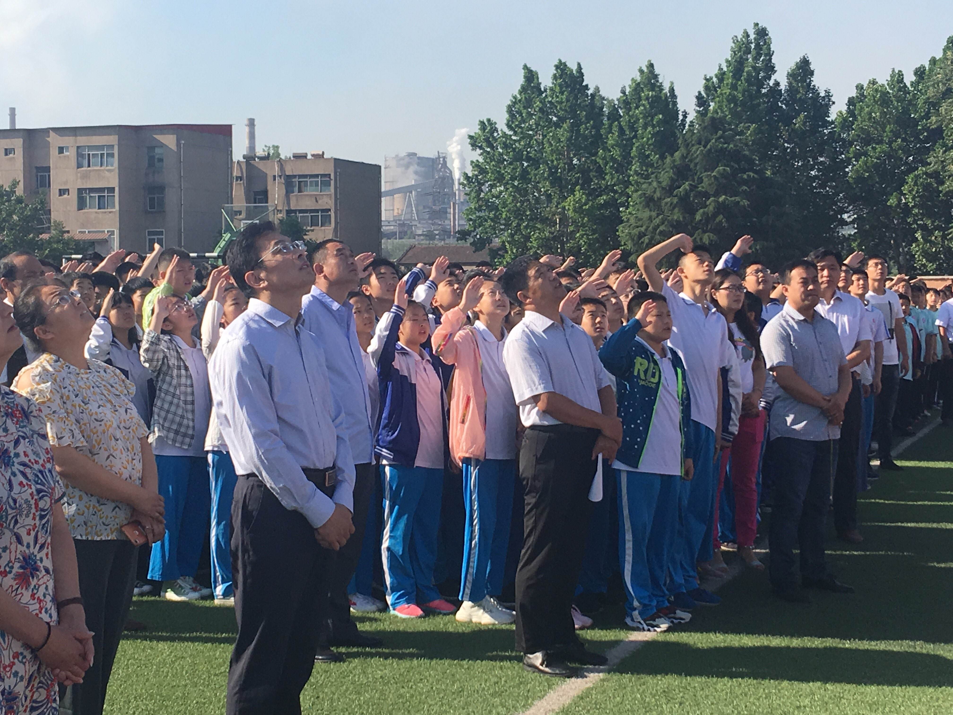 分析！济南一中厕所门“冰清水冷”