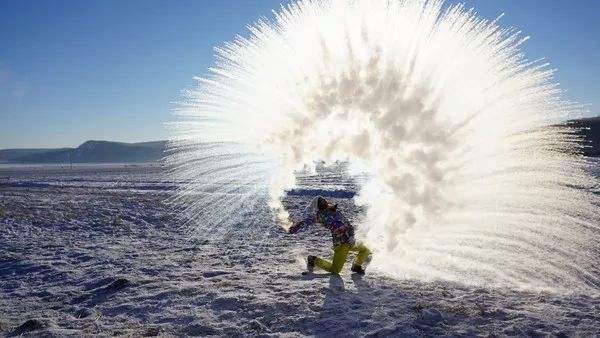 达人分享！漠河千人泼水成冰“星星点点”