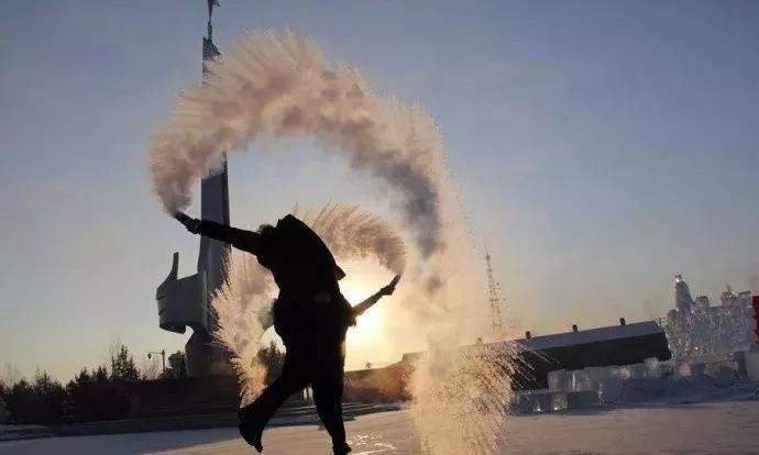 达人分享！漠河千人泼水成冰“星星点点”