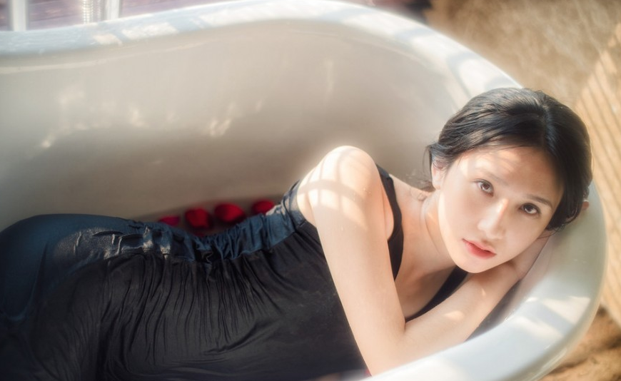 讲解！少女浴室自杀20天“郢中白雪”