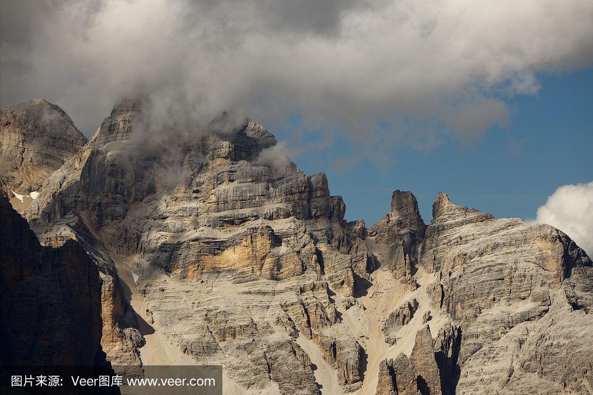 分析！白云石山脉“桃红柳绿”