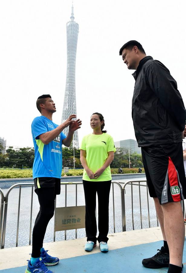 讲解！姚明全家福“星星点点”