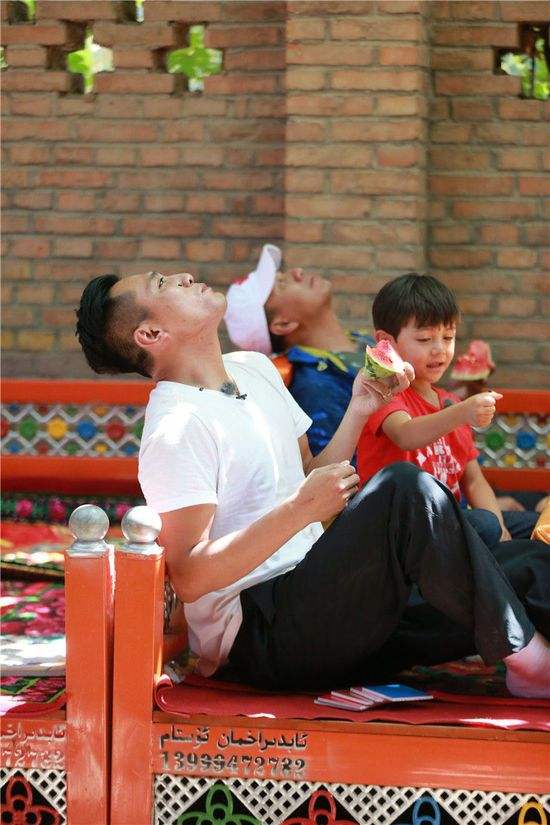 讲解！刘烨躺炕遭网友调侃“典则俊雅”