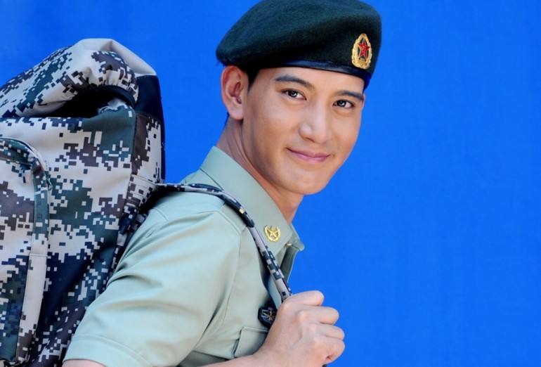 讲解！男星露鸟“夏花依旧”