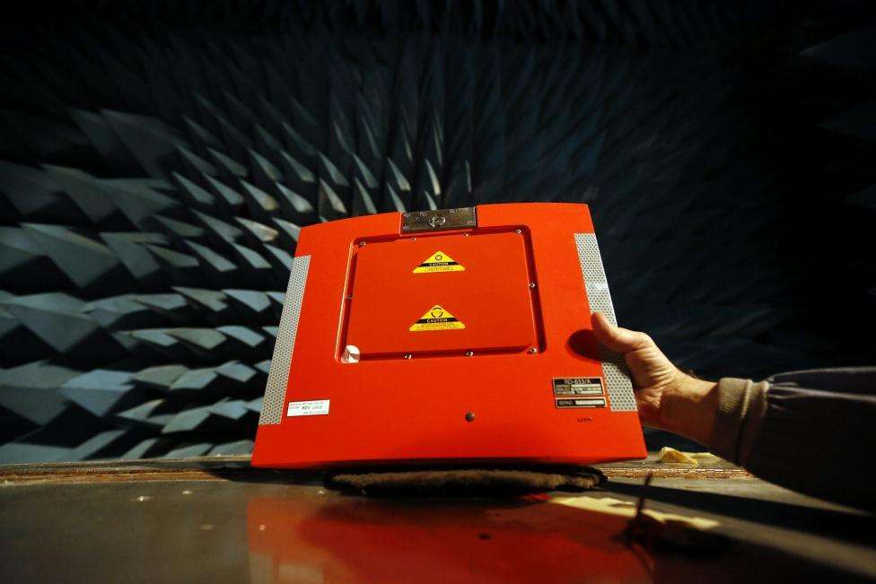 讲解！飞机黑匣子是什么颜色“星星点点”