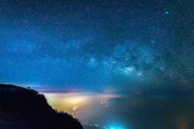 讲解！峨眉山景区装防轻生玻璃墙“星星点点”