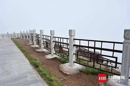 讲解！峨眉山景区装防轻生玻璃墙“星星点点”