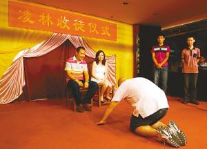 详情！女孩磕头拜师父