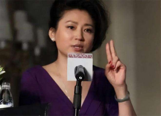 讲解！王小丫素颜“一抹红尘”