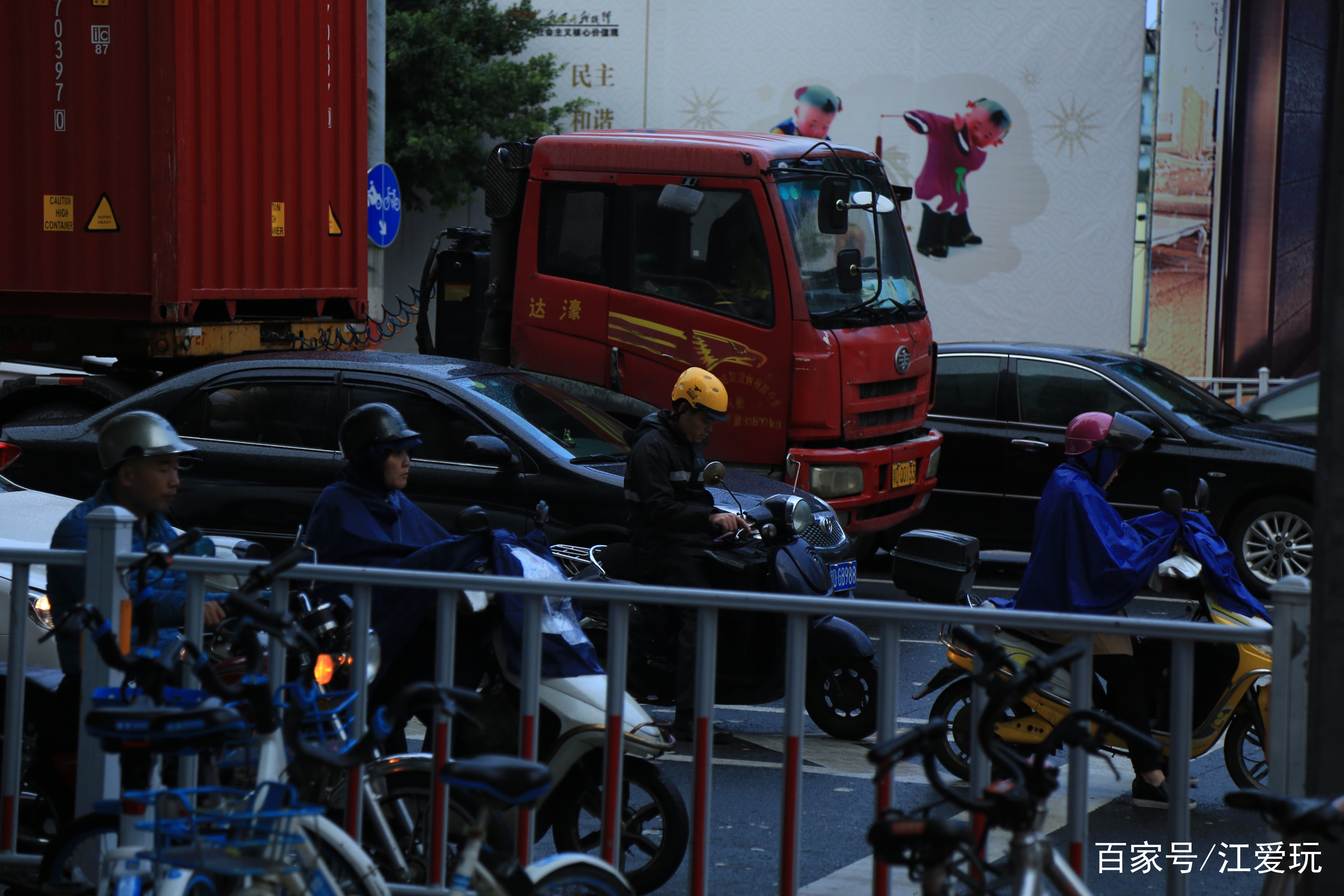 讲解！汕头交警单车扔摩托车“郢中白雪”