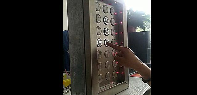 分析！用口水涂抹电梯按键被行拘“星星点点”