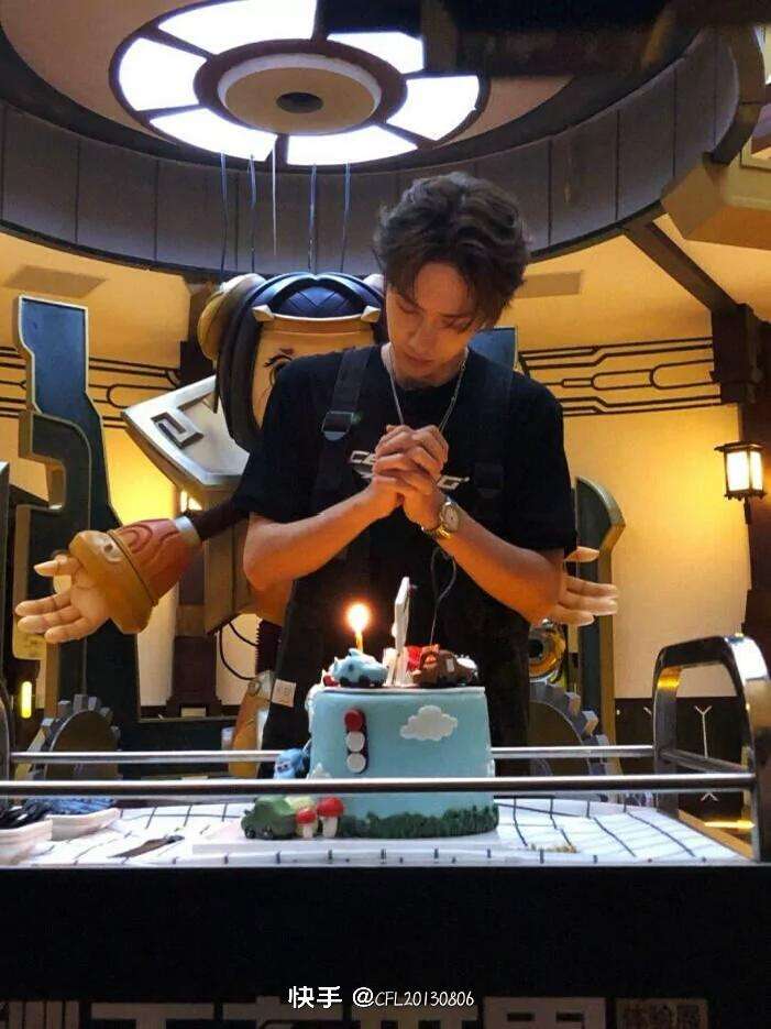 讲解！王一博生日文案“一抹红尘”