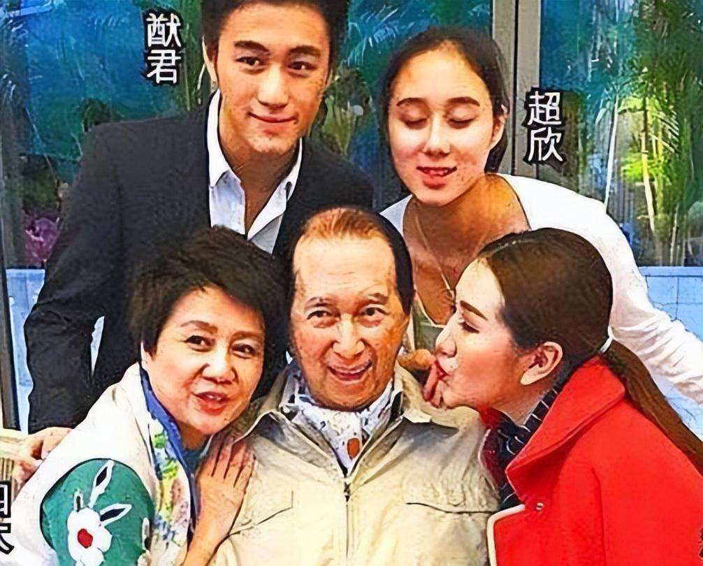 详情！何鸿燊身高“典则俊雅”