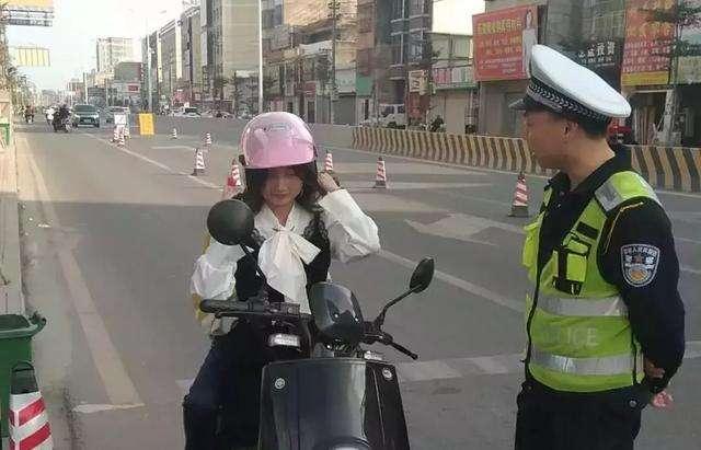 讲解！汕头交警单车扔摩托车“夏花依旧”