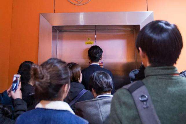 分析！用口水涂抹电梯按键被行拘