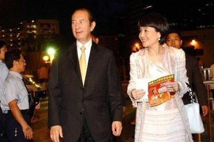 分析！何鸿燊身高“夏花依旧”