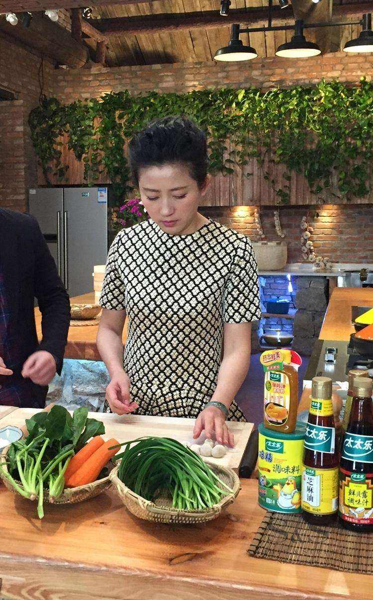 讲解！王小丫素颜“纯一不杂”