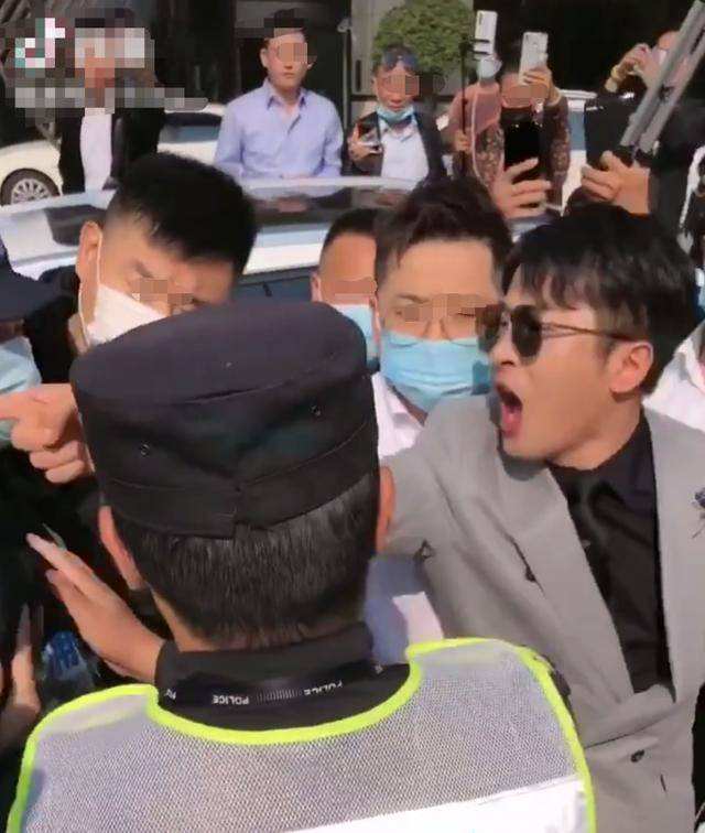 讲解！保安与网红争执被开除合理吗“桃红柳绿”