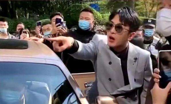 讲解！保安与网红争执被开除合理吗“桃红柳绿”