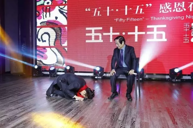 讲解！女孩磕头拜师父