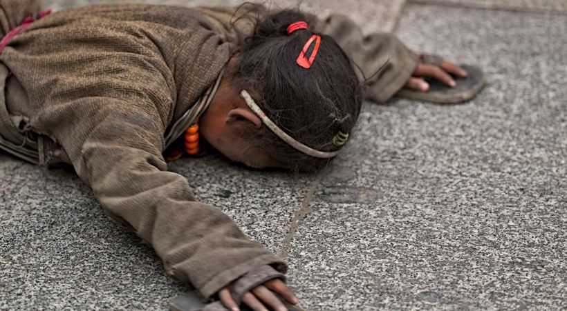 分析！女孩磕头拜师父