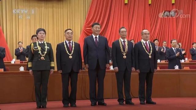 讲解！共和国勋章是纯金打造的吗“星星点点”