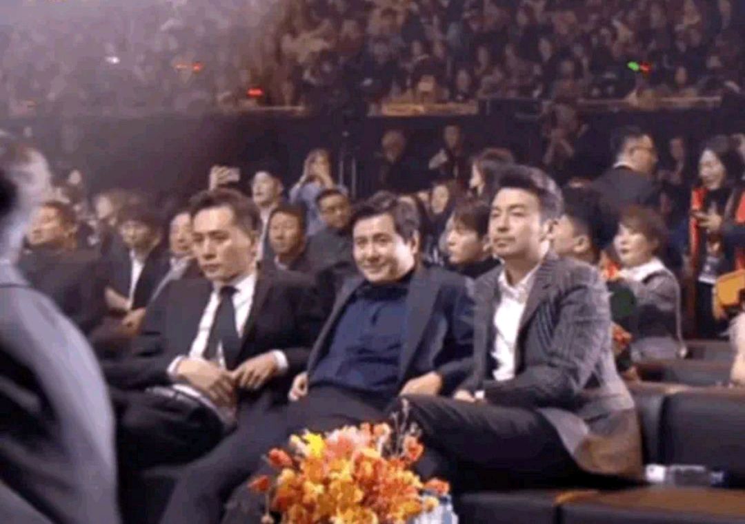 讲解！刘烨躺炕遭网友调侃“夏花依旧”