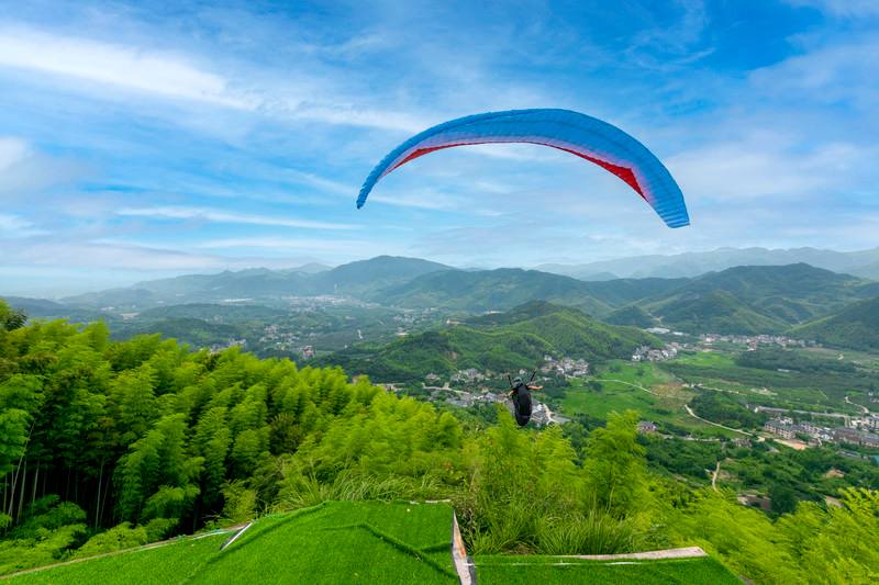 讲解！无动力滑翔伞“夏花依旧”