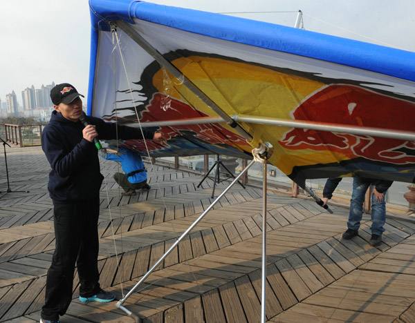讲解！无动力滑翔伞“夏花依旧”