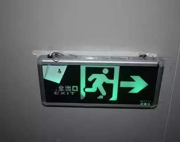 讲解！安全出口标志上的小绿人“高情逸态”