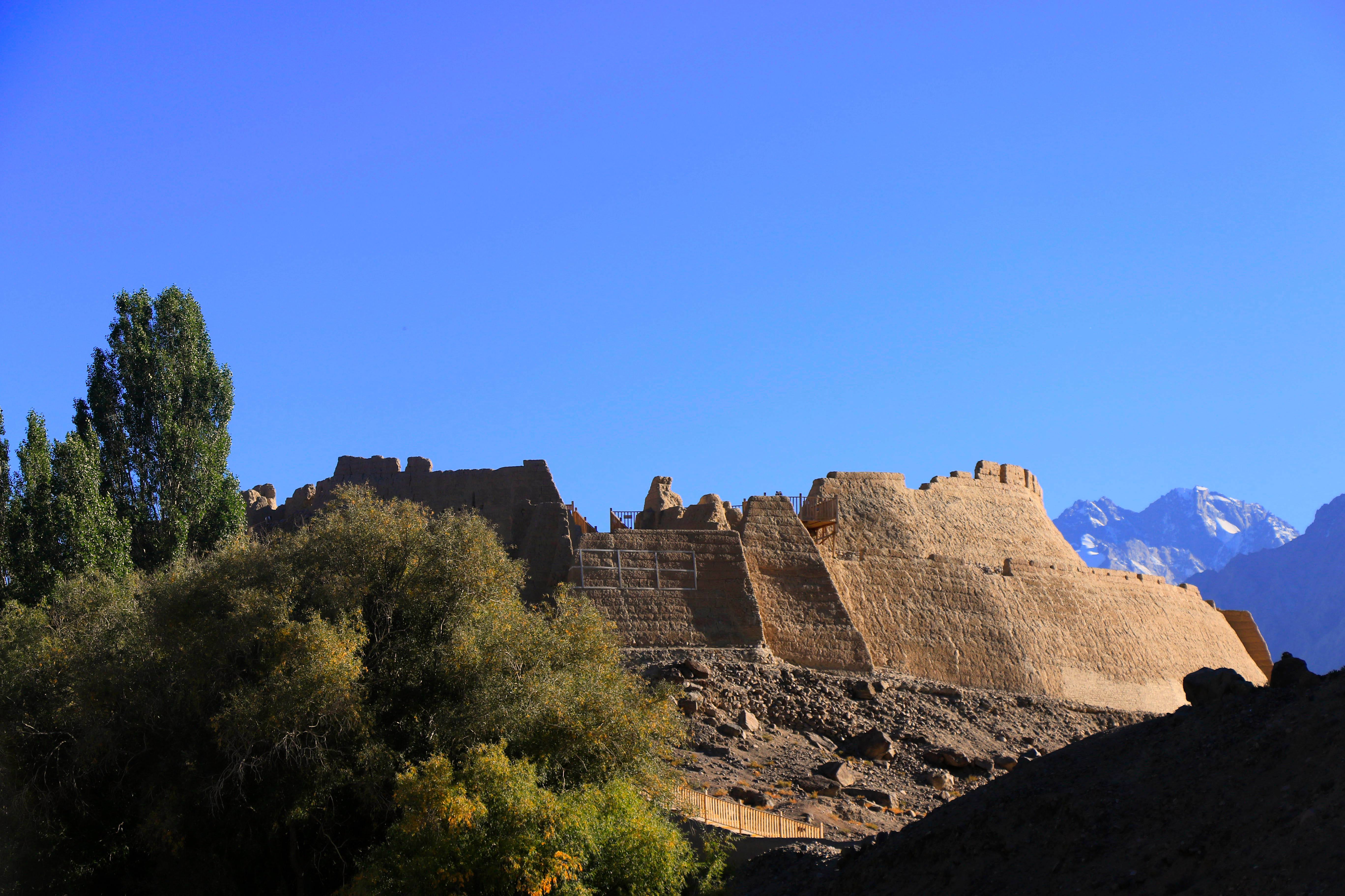 分析！石头城是哪个国家“一抹红尘”