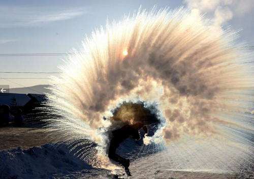 讲解！漠河千人泼水成冰“桃红柳绿”