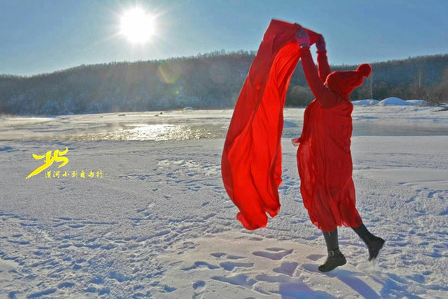讲解！漠河千人泼水成冰“桃红柳绿”