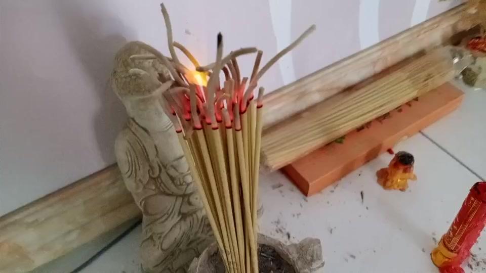 讲解！烧香的形状“一抹红尘”