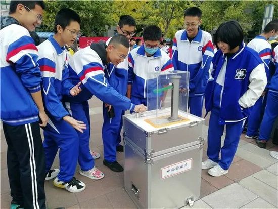 分析！济南一中厕所门“星星点点”