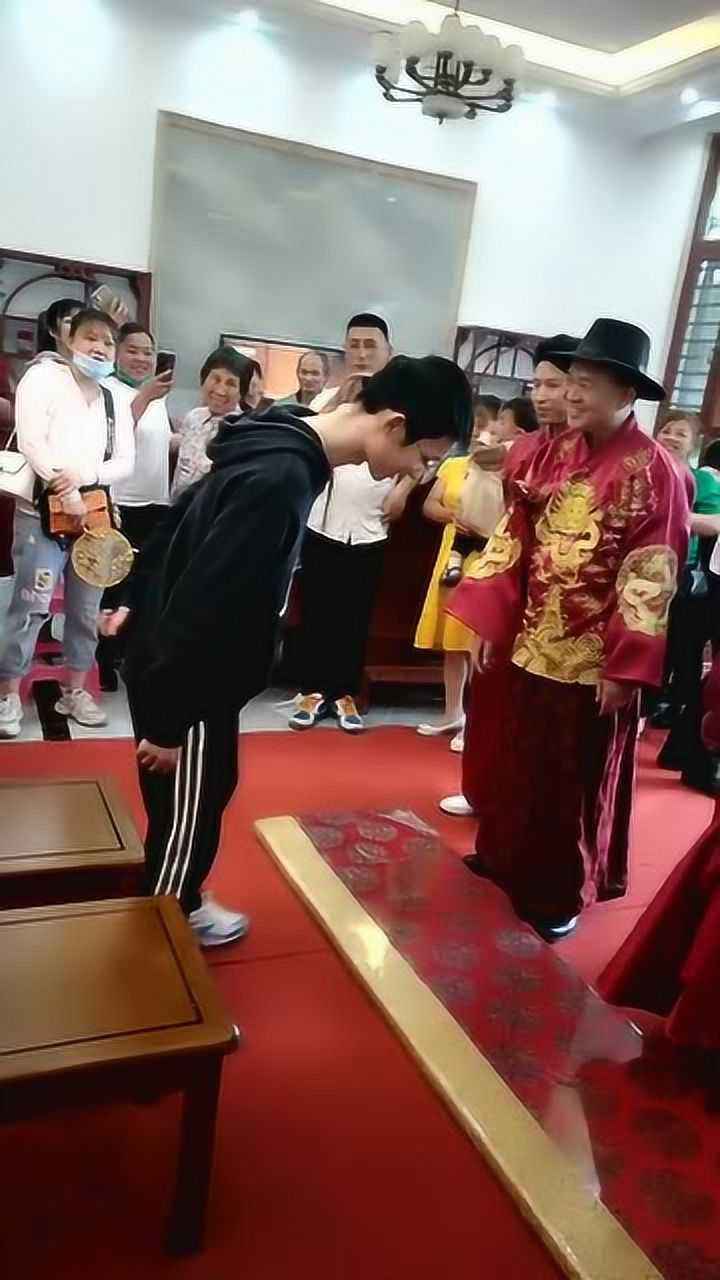 详情！女孩磕头拜师父“纯一不杂”