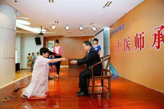 详情！女孩磕头拜师父“纯一不杂”