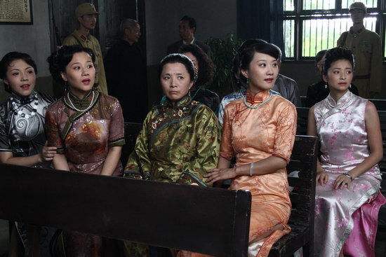 是一个袍哥出身的将军,有七房姨太太,粗俗,霸道,见了大学生周芷兰,动