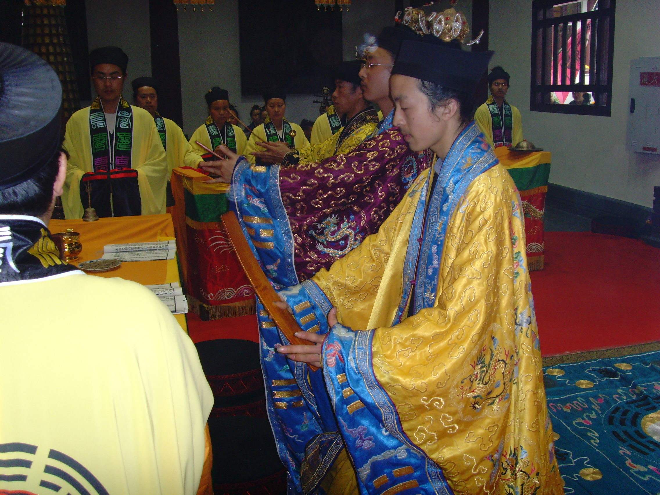 讲解！女孩磕头拜师父“空谷幽兰”