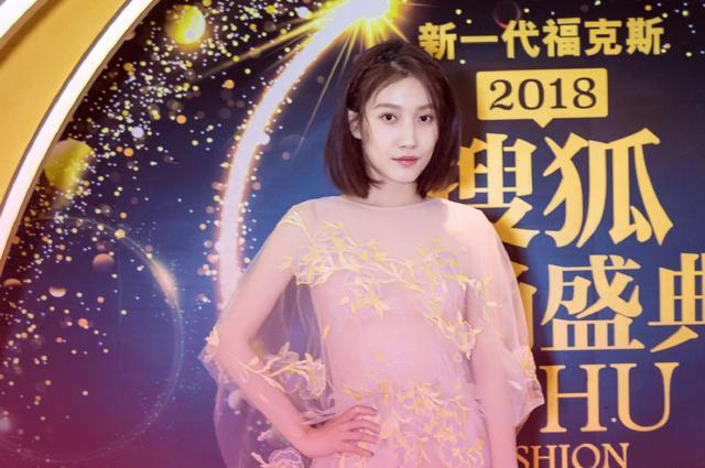 分析！李倩妮背景“夏花依旧”