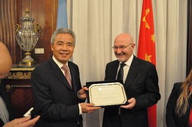 讲解！阿根廷议员开会时吻妻子胸部“桃红柳绿”